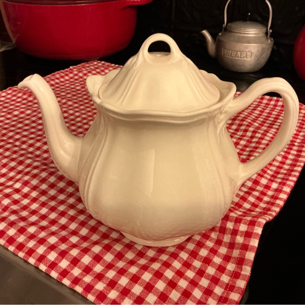 WEDGEWOOD Queens Plain Teapot, elegant addition to your collection.